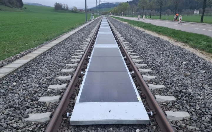 Dünyanın ilk sökülə bilən günəş enerjisi stansiyası dəmir yoluna quraşdırıldı