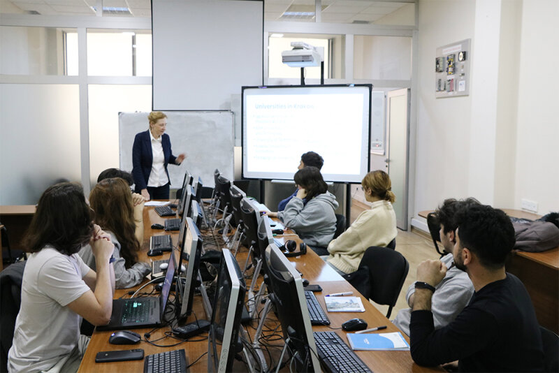 Azərbaycan Universitetinin tələbələri polşalı dosentdən mühazirə dinləyirlər