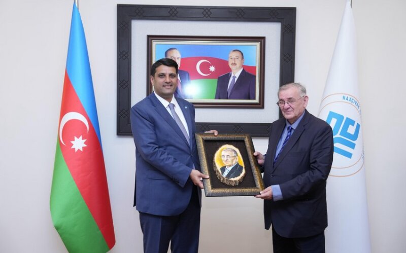 NDU rektoru Elbrus İsayev dünya şöhrətli yazıçı və dövlət xadimi Şandor Lejakla görüş keçirib